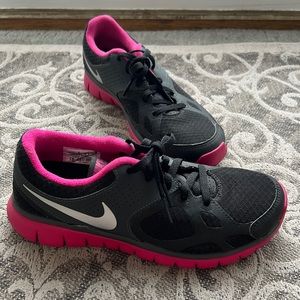 Nike Women's Flex 2012 Run  7.5  Black / Metallic Silver-Fire Berry-Anthracite